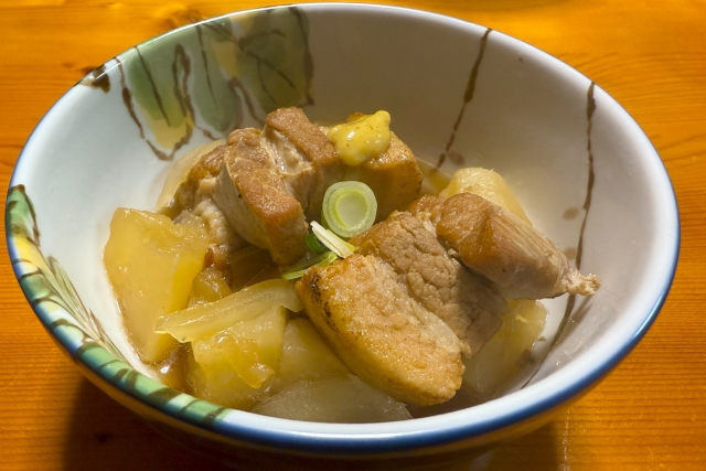 煮物を盛り付けた和食器の中鉢