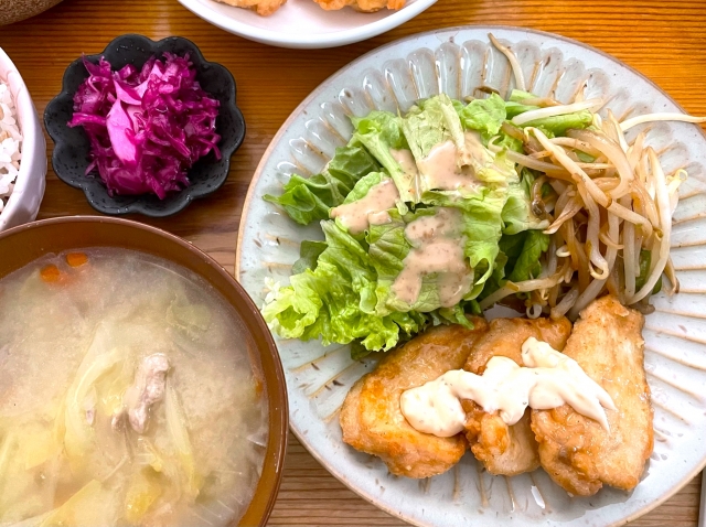 和食器に料理、チキン南蛮を盛り付けた定食の写真