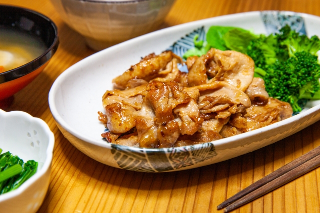 豚肉の生姜焼きを盛り付けた和食器の長皿