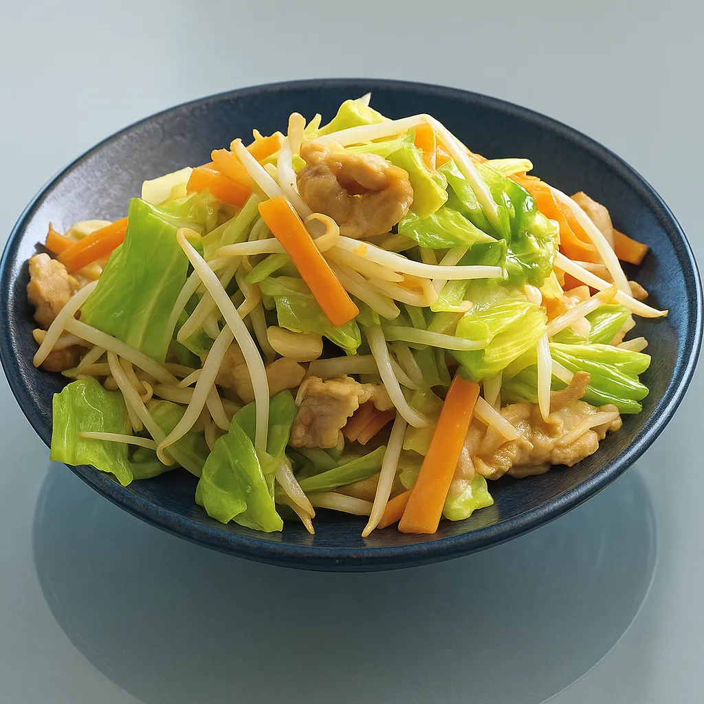黒い陶器の食器に盛られた野菜炒め